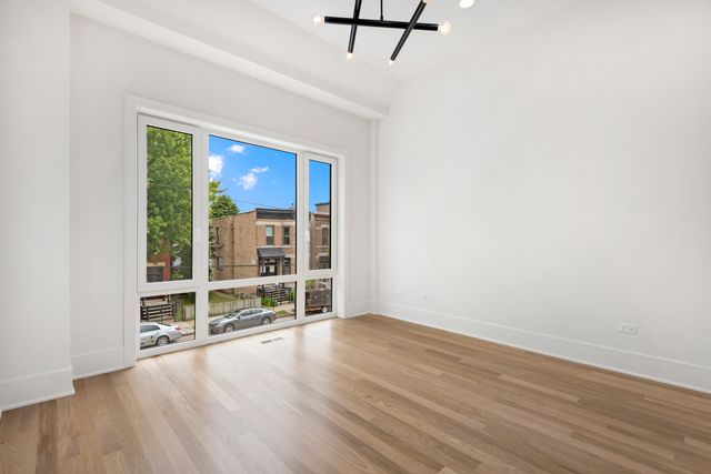 2228 N Southport Avenue, Chicago, IL 60614