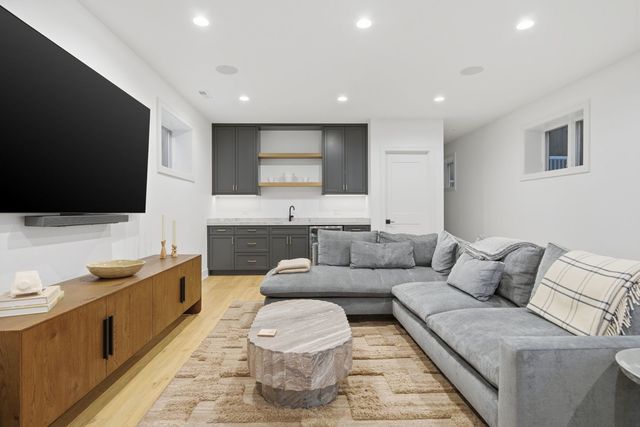 2228 N Southport Avenue, Chicago, IL 60614