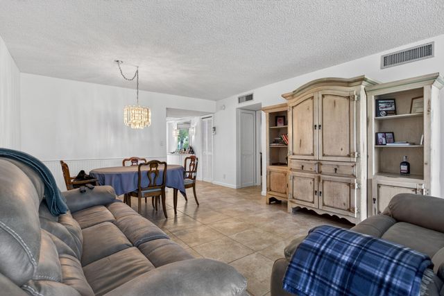 3150 NE 48th Court 104, Lighthouse Point, FL 33064
