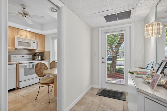 3150 NE 48th Court 104, Lighthouse Point, FL 33064