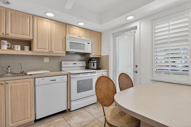 3150 NE 48th Court 104, Lighthouse Point, FL 33064