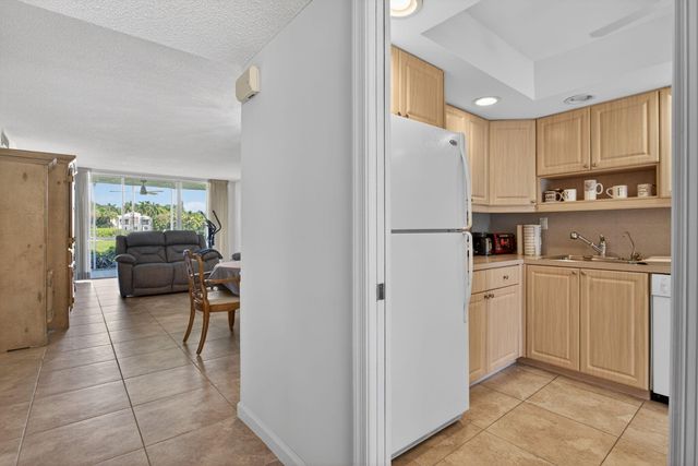 3150 NE 48th Court 104, Lighthouse Point, FL 33064