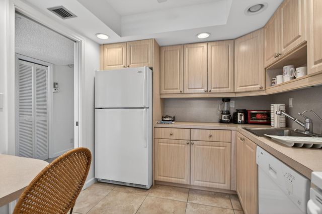 3150 NE 48th Court 104, Lighthouse Point, FL 33064