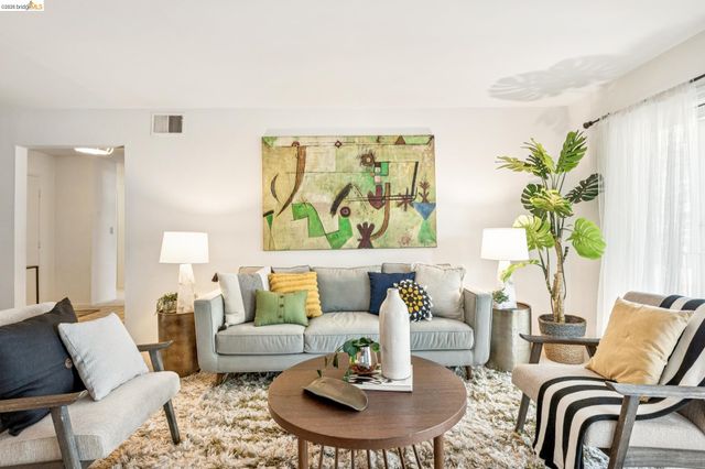 695 Mariposa 203, Oakland, CA 94610