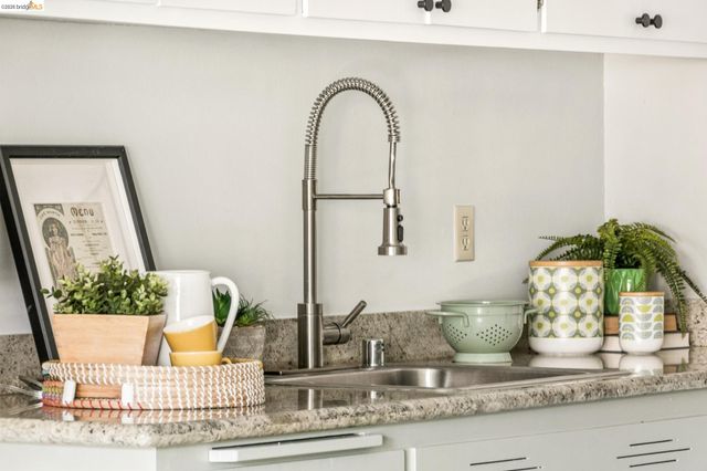 695 Mariposa 203, Oakland, CA 94610