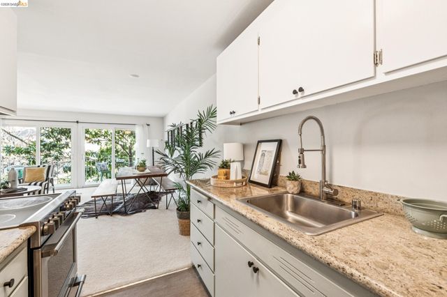 695 Mariposa 203, Oakland, CA 94610
