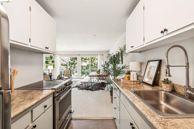 695 Mariposa 203, Oakland, CA 94610