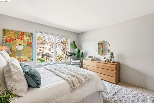 695 Mariposa 203, Oakland, CA 94610