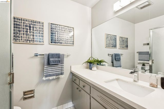 695 Mariposa 203, Oakland, CA 94610