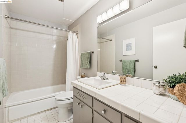 695 Mariposa 203, Oakland, CA 94610