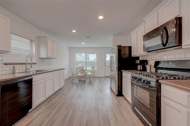 1234 Blue Hazel Court, Pinehurst, TX 77362