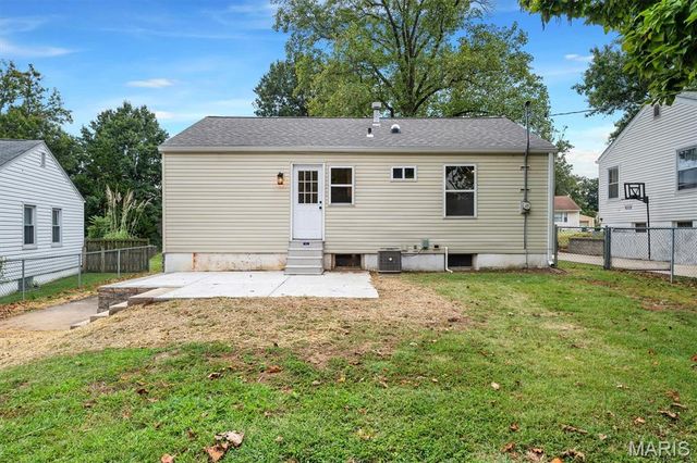 9809 Lullaby Lane, St Louis, MO 63114