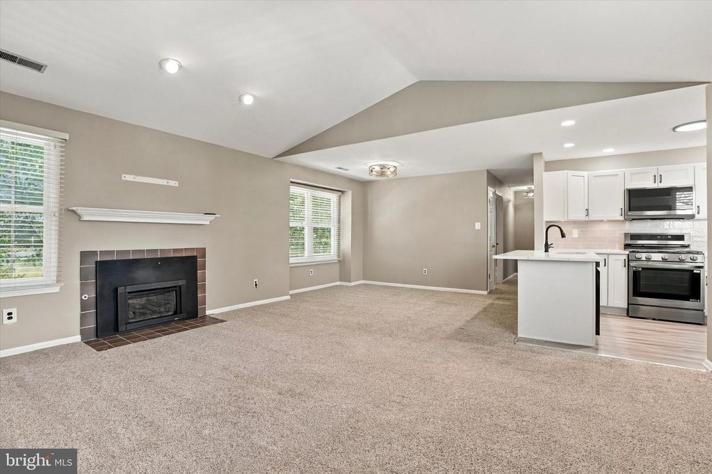 663B ROSE HOLLOW DR #B, Yardley, PA 19067 — photo 2