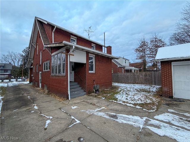 827 Winona Drive, Youngstown, OH 44511