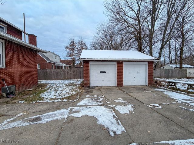 827 Winona Drive, Youngstown, OH 44511