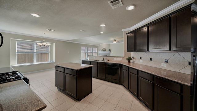 106 Knollbrook Circle, Montgomery, TX 77316