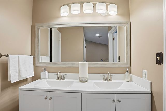 157 Leland Farm Rd 157, Ashland, MA 01721