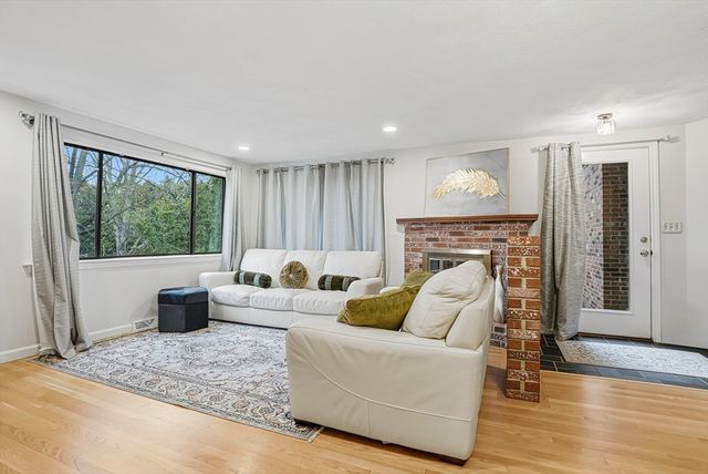 157 Leland Farm Rd 157, Ashland, MA 01721