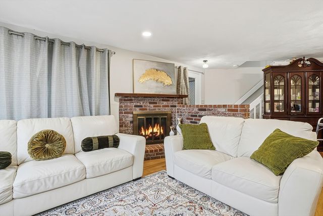 157 Leland Farm Rd 157, Ashland, MA 01721