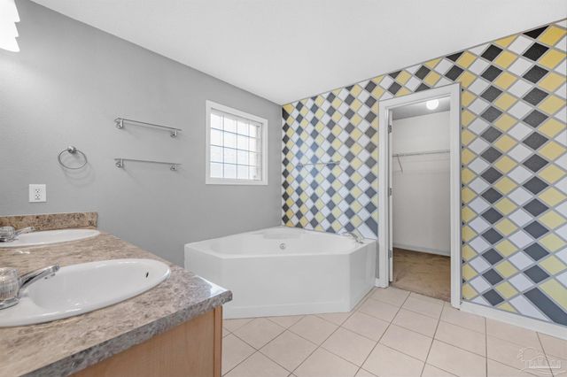 1484 Longbranch Dr, Cantonment, FL 32533