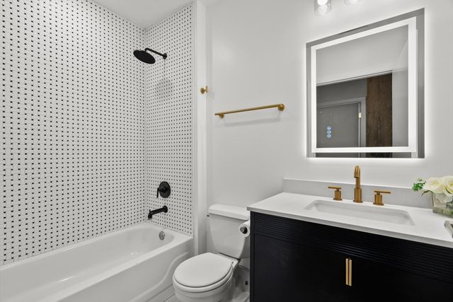 817 W Washington Boulevard 503, Chicago, IL 60607