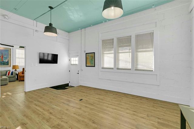 31 Cross ST, Urbanna, VA 23175