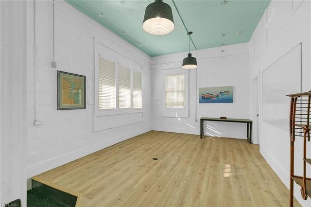 31 Cross ST, Urbanna, VA 23175