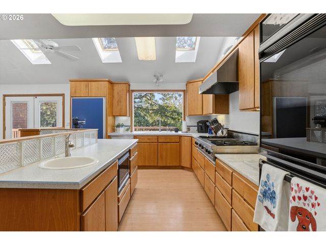 4249 RIVERVIEW Dr, West Linn, OR 97068
