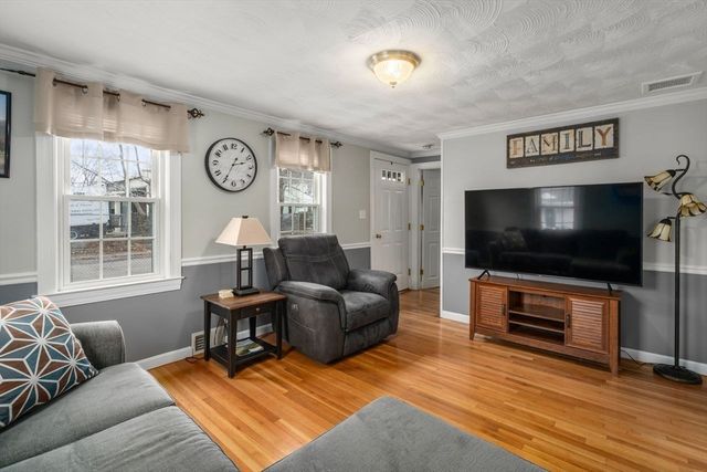 2 Pond St, Uxbridge, MA 01569