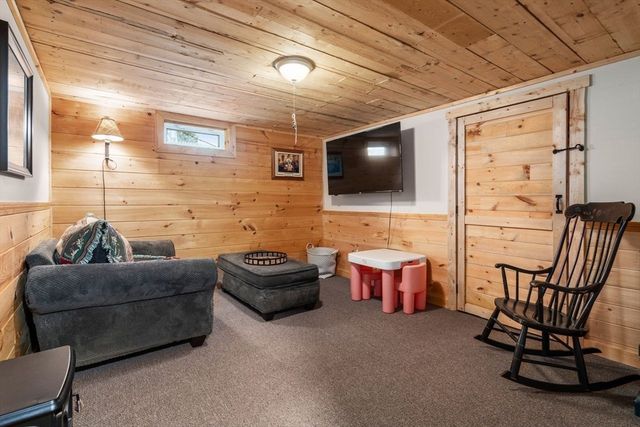 2 Pond St, Uxbridge, MA 01569