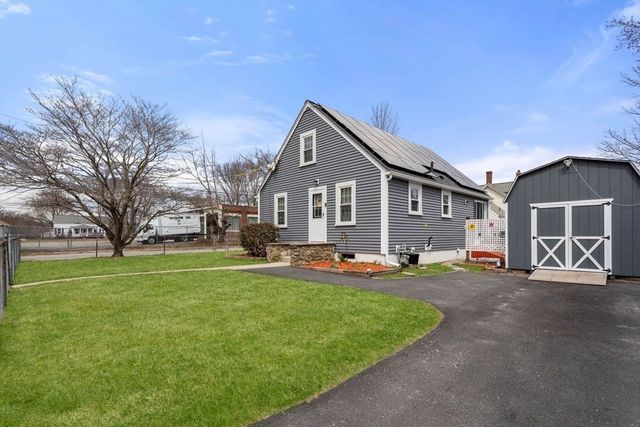 2 Pond St, Uxbridge, MA 01569