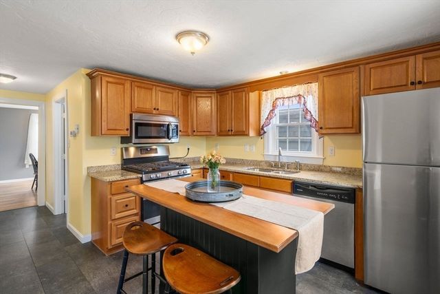 2 Pond St, Uxbridge, MA 01569