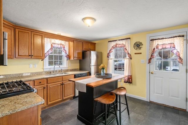 2 Pond St, Uxbridge, MA 01569