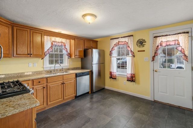 2 Pond St, Uxbridge, MA 01569