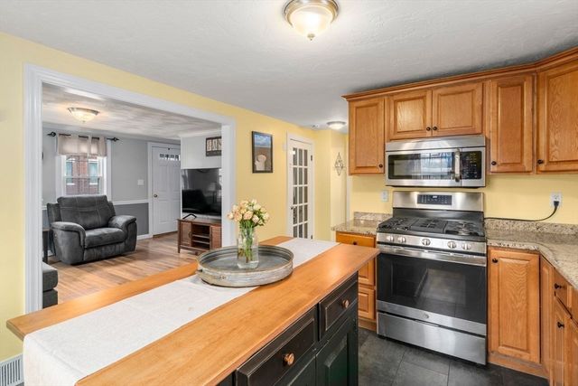 2 Pond St, Uxbridge, MA 01569