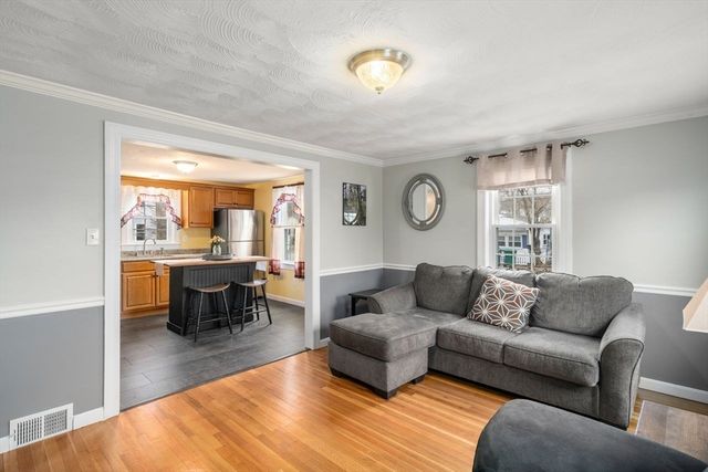 2 Pond St, Uxbridge, MA 01569