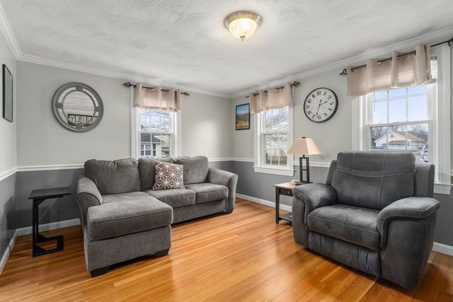 2 Pond St, Uxbridge, MA 01569