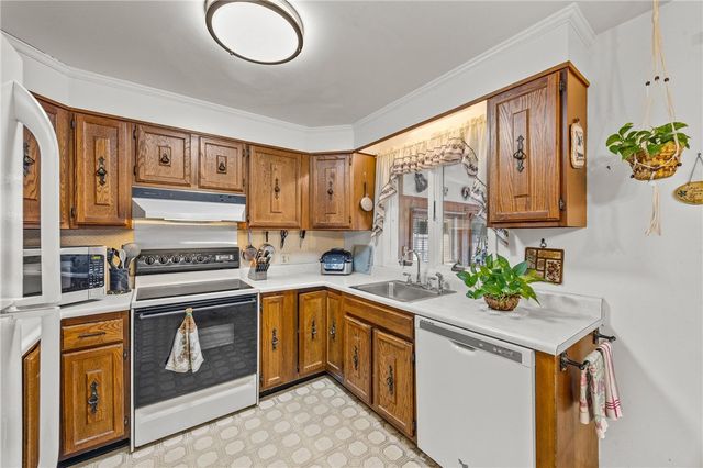 253 Woodcroft Drive, Greece, NY 14616