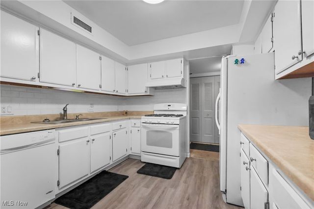 6330 Greenwood 103, Sagamore Hills, OH 44067