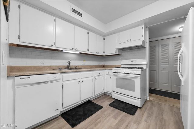 6330 Greenwood 103, Sagamore Hills, OH 44067