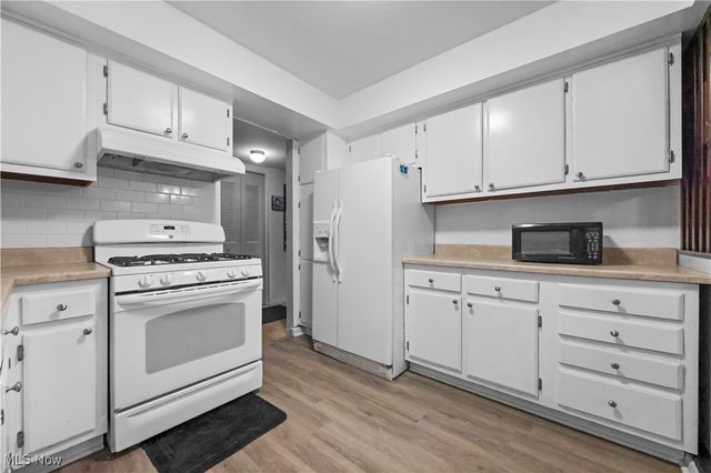 6330 Greenwood 103, Sagamore Hills, OH 44067