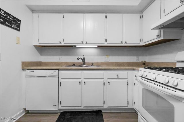 6330 Greenwood 103, Sagamore Hills, OH 44067