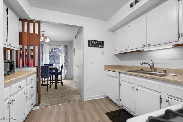 6330 Greenwood 103, Sagamore Hills, OH 44067