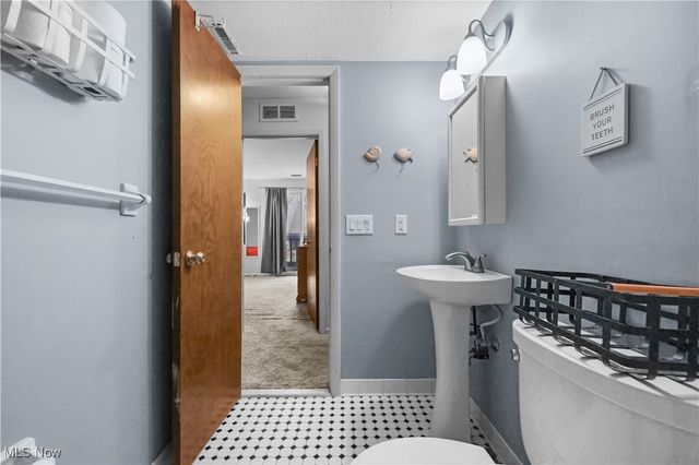 6330 Greenwood 103, Sagamore Hills, OH 44067