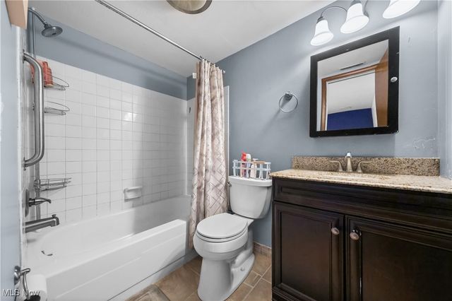 6330 Greenwood 103, Sagamore Hills, OH 44067