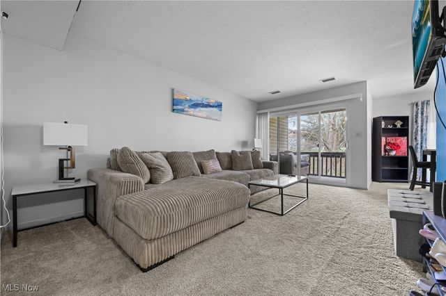 6330 Greenwood 103, Sagamore Hills, OH 44067