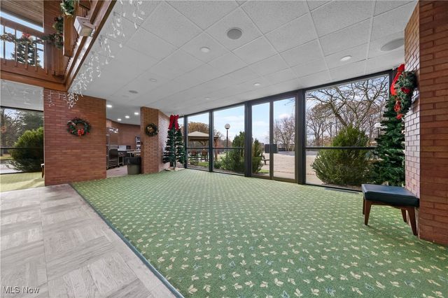 6330 Greenwood 103, Sagamore Hills, OH 44067