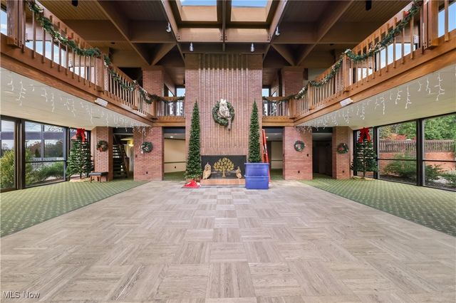 6330 Greenwood 103, Sagamore Hills, OH 44067