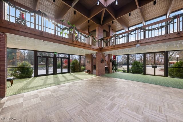 6330 Greenwood 103, Sagamore Hills, OH 44067