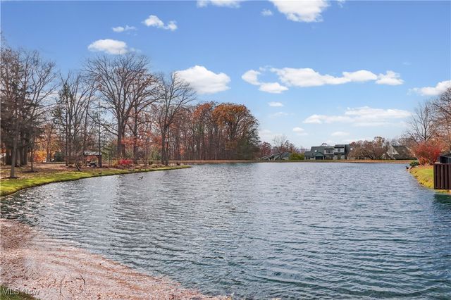 6330 Greenwood 103, Sagamore Hills, OH 44067